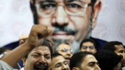 Hija de Mursi dice que un doble suplanta a su padre en juicios