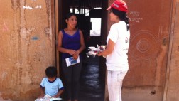 Voluntarios enseñan prevención en sectores vulnerables