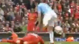 Directo a la canilla: la durísima falta en el Liverpool-City