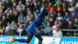 Demba Ba mantiene con vida al Chelsea en la Premier League