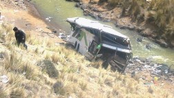 Al menos 12 muertos y 20 heridos por volcadura de bus en Áncash