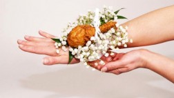 El 'corsage de pollo frito', el regalo que sorprende a EE.UU.