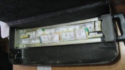 Intentaron sacar más de 61 mil dólares pero fueron detenidos