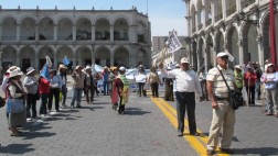 500 clientes del ex Banco de Materiales marcharon en Arequipa