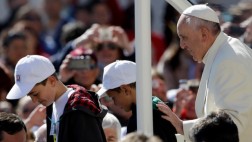 Papa sube a dos niños al papamóvil y recorren Plaza San Pedro