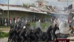 Así fue apedreado un grupo de policías por invasores en Iquitos