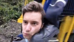 Quería un 'selfie' con un tren y se llevó una tremenda patada