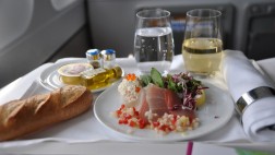 Esta es la razón por la cual la comida de avión no sabe bien