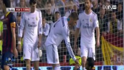 Sergio Ramos pateó a Dani Alves por darle la mano