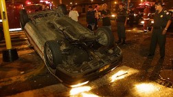 Surco: taxista escapó y abandonó heridos tras volcar su carro