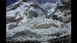 Mueren al menos 12 personas tras avalancha en el Everest