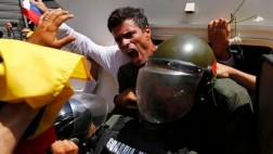 Leopoldo López seguirá en prisión mientras dure su juicio