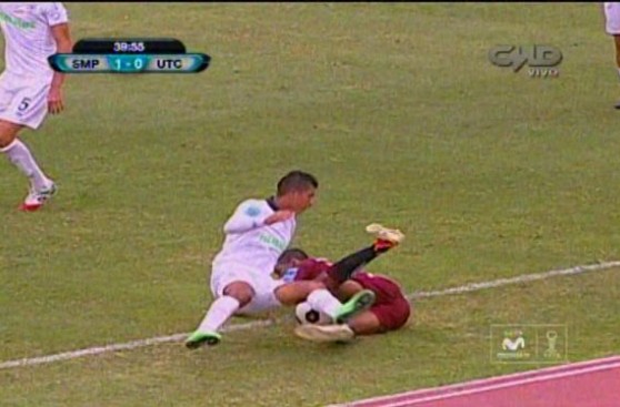 Carmona fue echado por esta falta: ¿crees que merecía la roja?