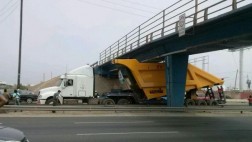 Camión quedó atascado en puente de la Panamericana Sur en Lurín
