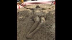 La crucifixión de Jesús fue representada en escultura de arena
