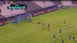Mira cómo Forsyth salvó su arco de este cabezazo a quemarropa