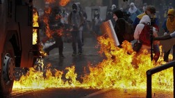 Venezuela: Manifestantes hacen correr a la policía en Chacao