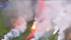 Hinchas furiosos del Ajax ‘incendiaron’ la cancha por goleada