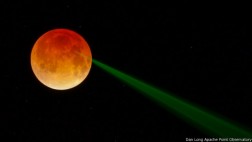 El extraño rayo verde captado durante la Luna roja