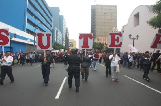 Docentes del Sutep acatan hoy paro en reclamo por mejor sueldo