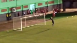 Sensacional gol de volea de mitad de cancha asombra en Brasil