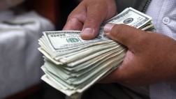 El dólar bajo hoy pero acumuló un alza de 0,69% en la semana