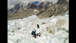 El Everest se va quedando sin montañistas tras devastador alud