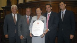 Congreso de la República condecora a Marisa Guiulfo