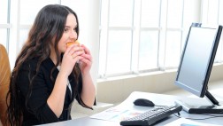 Diez reglas que debes seguir al momento de comer en la oficina