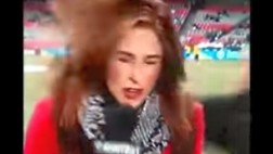 Bella reportera recibe pelotazo cuando transmitía en vivo