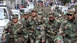 Bolivia anuncia la destitución de 702 militares por protestas