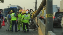 Caída de poste generó congestión vehicular en Panamericana Sur