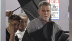 Justin Bieber fue retenido en el aeropuerto de Los Ángeles