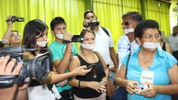 Periodistas de Tumbes se amordazan en sede de gobierno regional