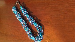 Crea tus propios brazaletes con los anillos de tus llaves