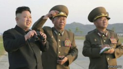Los peculiares hombres que anotan cada palabra de Kim Jong-un