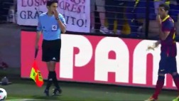 Lanzan plátano a Dani Alves y el jugador del Barza se lo comió