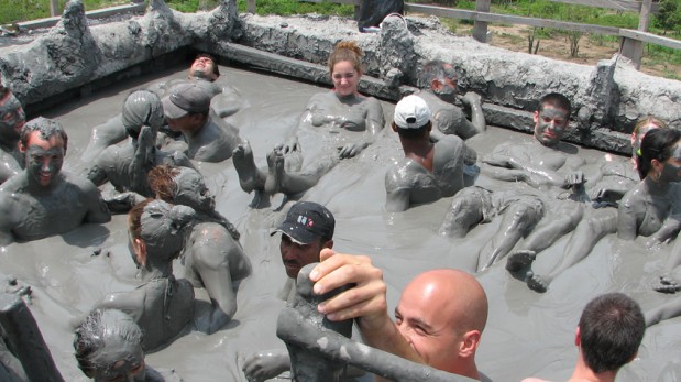 Date un baño de lodo en el volcán El Totumo en Colombia