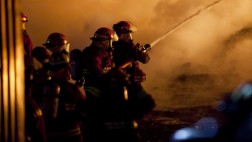 Incendio consumió almacén de llantas y madera en Ate