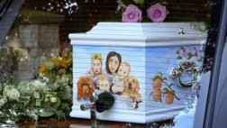 Celebridades organizan su propio funeral en reality