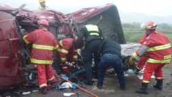 Una fallecida y 9 heridos dejó choque de minivan contra camión