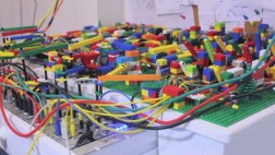 Vea la maquina hecha con piezas de Lego capaz de hacer música