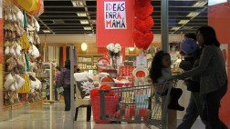 Mayoría de madres peruanas son jóvenes y trabajan fuera de casa