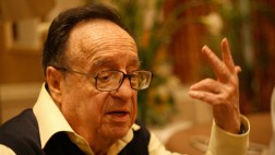 Chespirito se encuentra "bien de salud", según su hijo