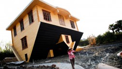 ¿Vivirías de cabeza? Inauguran una casa 'al revés' en China