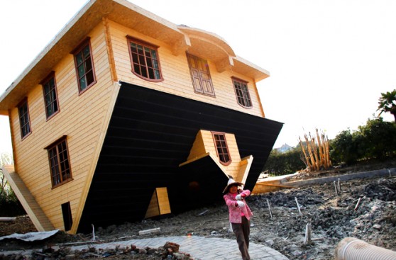 ¿Vivirías de cabeza? Inauguran una casa 'al revés' en China