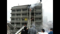Incendio consume cuatro pisos de almacén en el Cercado