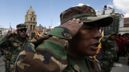 Bolivia readmite a 60% de militares despedidos