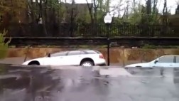 La tierra se tragó 10 autos en EE.UU.