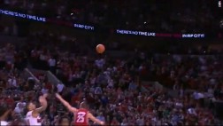 NBA: el triple que convierte en héroe a este novato